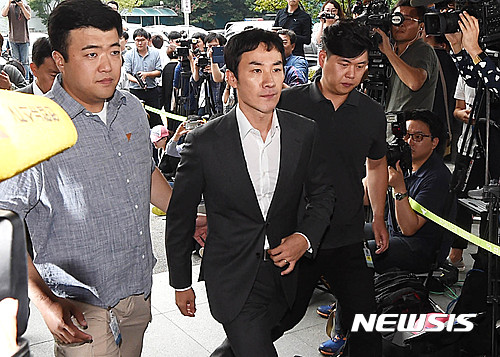 【성남=뉴시스】이정선 기자 = 마사지 업소에서 30대 여성을 성폭행한 혐의로 고소당한 배우 엄태웅이 1일 오후 경기 성남 분당경찰서에서 조사를 받기 위해 건물 내부로 들어가고 있다. 배우 엄태웅을 고소한 여성은 경기와 충북 일대 술집에서 약 3천만 원을 가로채 달아난 혐의로 실형을 선고 받고 구속된 상태다. 2016.09.01. ppljs@newsis.com