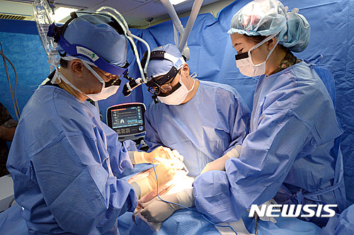 【서울=뉴시스】1일 해군 천왕봉함 수술실에서 아주대병원 이국종 교수와 해군 의료팀이 민군 외상환자 응급처치 훈련을 하고 있다. 2016.09.01. (사진=해군 제공) photo@newsis.com