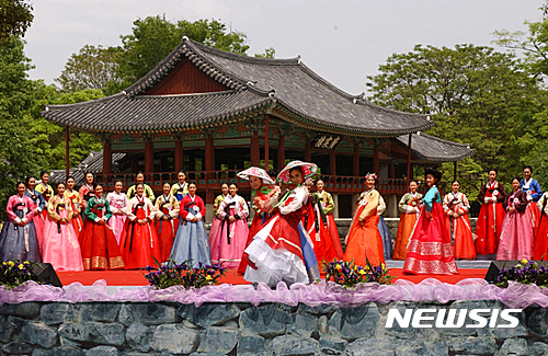 춘향제 때 광한루를 배경으로 오작교에서 열린 '소춘향 선발대회'