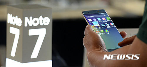 【서울=뉴시스】박주성 기자 = 삼성전자가 폭발 논란이 제기된 갤럭시노트7의 전량 리콜을 검토 중인 가운데 2일 서울 광화문 KT 스퀘어에서 한 시민이 갤럭시노트7을 만져보고 있다. 2016.09.02.&nbsp;&nbsp; park7691@newsis.com