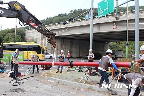 【창원=뉴시스】 홍정명 기자 = 창원에 본사를 둔 도시가스공급사인 경남에너지㈜는 지난 1일 창원시 진해구 죽곡동 도시가스 중압배관(PLP300A) 손상사고를 가상으로 설정해 배관 복구 비상훈련을 진행했다.2016.09.02.(사진=경남에너지 제공) photo@newsis.com