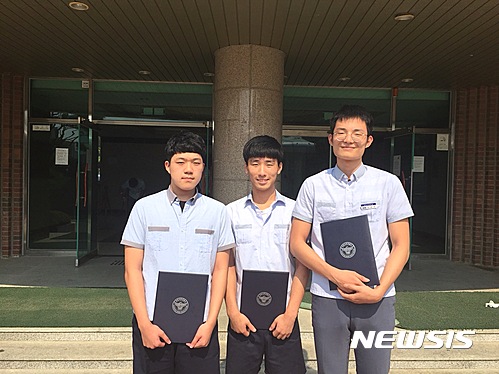 【창원=뉴시스】 홍정명 기자 = 지난 8월 20일 택시비를 내지 않고 도주하던 남성을 붙잡아준 경남 창원고등학교 3학년 김남규(오른쪽), 안재혁(왼쪽), 이채환(가운데) 학생이 지난 1일 창원서부경찰서 관계자로부터 경찰서장 표창을 전달받은 후 기념촬영을 하고 있다.2016.09.02.(사진=창원고등학교 제공)&nbsp; photo@newsis.com 