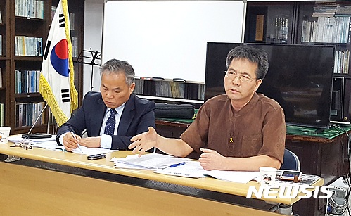 【충주=뉴시스】강신욱 기자 = 2일 오후 충북 충주문화원에서 열린 '권태하, 스포츠독립운동가인가 친일매국노인가'를 주제로 권태하친일행위진상규명 충주시민대책위원회가 주최한 공개토론회에서 독립운동가 류자명 선생의 손자인 류인국(오른쪽) 나무식물병원장이 발표하고 있다. 왼쪽은 사회를 맡은 박만순 충북역사문화연대 대표. 2016.09.02.&nbsp; ksw64@newsis.com