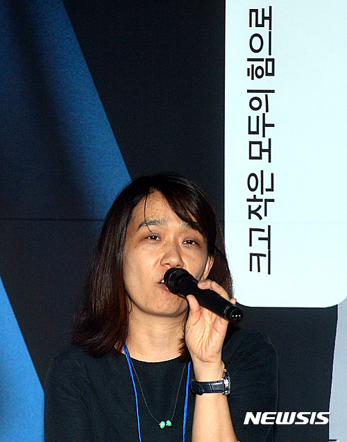 【광주=뉴시스】류형근 기자 = 2일 오후 광주 북구 용봉동 광주비엔날레관 거시기홀에서 2016광주비엔날레 포럼 '크고 작은 모두의 힘으로'가 열린 가운데 한국인 첫 맨부커상 인터내셔널 부문을 수상한 소설가 한강 작가가 자신의 저서를 읽으며 포럼을 하고 있다. 2016.09.02. hgryu77@newsis.com