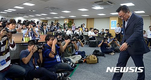 【서울=뉴시스】박주성 기자 = 고동진 삼성전자 무선사업부 사장이 2일 오후 서울 중구 태평로 삼성본관에서 갤럭시 노트7의 품질 분석 조사결과 발표를 마친 후 회의실을 나서고 있다.&nbsp; 이날 고동진 사장은 "소비자 안전을 최우선으로 생각해 판매를 중단하고 구입시기와 상관없이 갤럭시노트7 신제품으로 교환해드리기로 했다"고 말했다. 2016.09.02.&nbsp;&nbsp; park7691@newsis.com