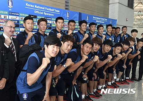 【인천공항=뉴시스】최진석 기자 = 대한민국 축구 대표팀 슈틸리케 감독을 비롯한 선수들이 3일 오후 인천국제공항에서 2018 러시아 월드컵 아시아 최종예선 시리아와의 경기를 위해 말레이시아 출국에 앞서 기념촬영을 하고 있다. 2016.09.03. myjs@newsis.com