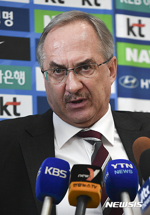 【인천공항=뉴시스】최진석 기자 = 대한민국 축구 대표팀 슈틸리케 감독이 3일 오후 인천국제공항에서 2018 러시아 월드컵 아시아 최종예선 시리아와의 경기를 위해 말레이시아 출국에 앞서 인터뷰하고 있다. 2016.09.03. myjs@newsis.com
