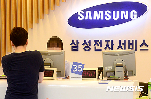 【서울=뉴시스】권현구 기자 = 삼성전자가 갤럭시노트7 리콜에 나선 3일 오후 서울 종로구 삼성전자 서비스센터를 찾은 시민이 접수를 하고 있다. 2016.09.03.&nbsp; stoweon@newsis.com