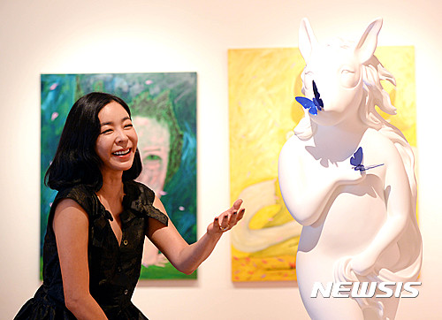 【서울=뉴시스】박주성 기자 = 두 번째 개인전 ‘뮤즈 오브 더 윈드(Muse of the Wind)'을 여는 배우 이혜영이 31일 오전 서울 통의동 진화랑에서 뉴시스와 인터뷰 전 포즈를 취하고 있다. 2016.09.04. park7691@newsis.com