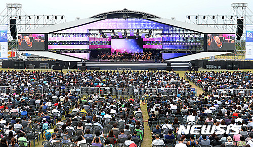 【인천공항=뉴시스】 박문호 기자 = 지난 2016년 9월 인천 중구 공항로 인천공항공사 청사 앞 잔디광장에서 열린 '인천공항 스카이 페스티벌' 무대. 2019.08.06. go2@newsis.com