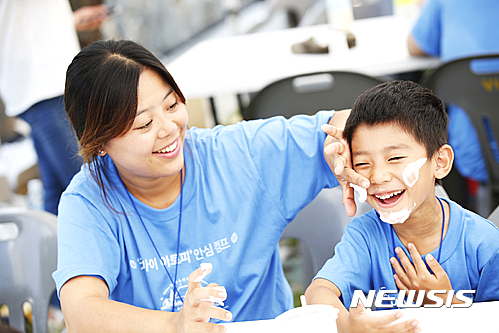 【서울=뉴시스】 3일 오후 경기도 양주시 장흥면 캠핑장에서 열린 '굿바이 아토피 안심캠프'에서 참가자들이 버블 손 씻기를 체험하고 있다. 대한아토피협회가 주최하고CJ제일제당BYO피부유산균,사회복지공동모금회 후원으로 진행된 이번 캠프는40개 가정의 아토피 환우와 가족들이 모여 건강한 요리수업,버블 손 씻기 놀이,가족 문패 만들기 등 다양한 아토피 관련 프로그램과 강연을 진행 했다. 2016.09.04.(사진=대한아토피협회 제공) photo@newsis.com