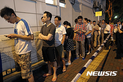 【홍콩=AP/뉴시스】홍콩의 한 투표소 앞에서 4일 유권자들이 입법회 선거에 참여하기 위해 늦은 시간까지 긴 줄을 이루며 순서를 기다리고 있다. 2016.09.05