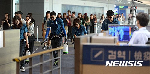 【인천공항=뉴시스】고승민 기자 = 국내 콜레라, C형간염, 일본뇌염 환자 발생 소식이 잇따르면서 동남아 지카바이러스 환자까지 급증하는 등 감염병 불안이 확산되고 있는 5일 오후 인천국제공항에서 관계자들이 방역 작업을 하고 있다. 2016.09.05. kkssmm99@newsis.com