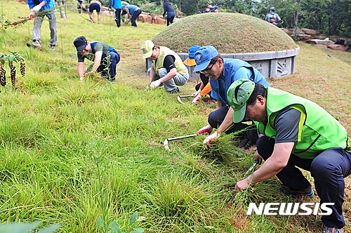 【광양=뉴시스】김석훈 기자 = 포스코 광양제철소(소장 안동일)는 한가위를 맞아 관리되지 못하고 방치된 무연고 묘지에서 벌초 봉사활동을 10여년째 펼쳤다고 5일 밝혔다.&nbsp;&nbsp; 설비기술부와 화성부 직원들은 3일과 4일 태인동 삼봉산 일원에서 무연고 묘역 주변에 무성한 잡초를 제거하고, 고인을 위한 조촐한 제사를 지냈다. 2016.09.05. (사진=광양제철소 제공)&nbsp; kim@newsis.com