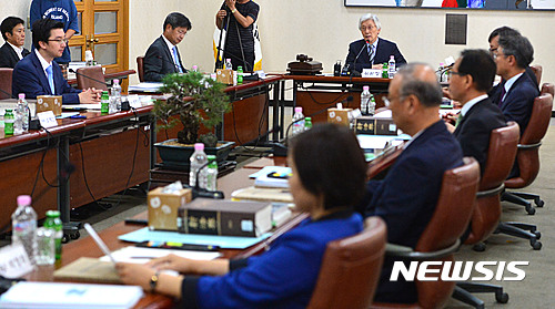 【서울=뉴시스】김선웅 기자 = 5일 오후 서울 서초구 대법원에서 열린 74차 양형위원회 전체회의, 공무집행방해 양형기준 수정안 심의에서 이진강 양형위원장이 모두발언하고 있다. 2016.09.05. mangusta@newsis.com