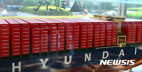 【서울=뉴시스】추상철 기자 = 임종룡 금융위원장이 "한진해운으로 잃은 경쟁력을 확보하기 위해 산업은행의 자회사인 현대상선을 최대한 활용할 것"이라고 밝힌 5일 오후 서울 종로구 현대상선 본사 1층 로비에 현대상선 선박이 전시돼 있다. 2016.09.05.&nbsp; scchoo@newsis.com