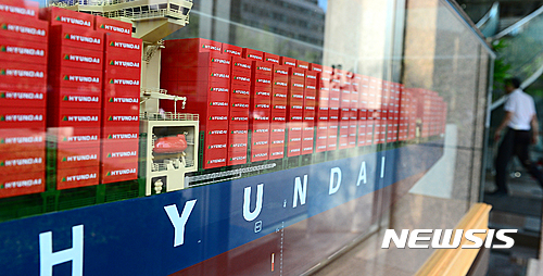 【서울=뉴시스】추상철 기자 = 임종룡 금융위원장이 "한진해운으로 잃은 경쟁력을 확보하기 위해 산업은행의 자회사인 현대상선을 최대한 활용할 것"이라고 밝힌 5일 오후 서울 종로구 현대상선 본사 1층 로비에 현대상선 선박이 전시돼 있다. 2016.09.05.&nbsp; scchoo@newsis.com