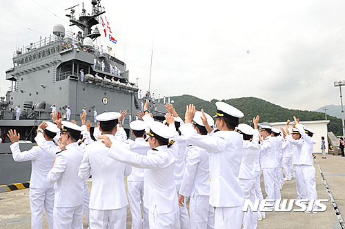 【서울=뉴시스】 2016년 해군 순항훈련전단 환송식 모습. (뉴시스DB) 