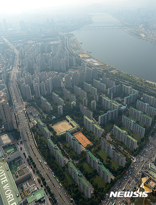 【서울=뉴시스】조수정 기자 = 최근 정부의 가계부채 관리 대책 발표 이후 강남 재건축 아파트 단지를 중심으로 매매가가 상승하는 가운데 5일 오후 서울 송파구 잠실동 롯데월드타워에서 내려다본 잠실 5단지 주공아파트. 2016.09.05. chocrystal@newsis.com