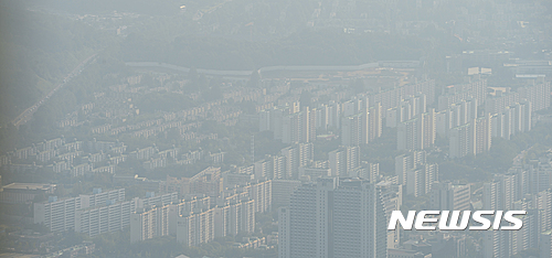 【서울=뉴시스】조수정 기자 = 최근 정부의 가계부채 관리 대책 발표 이후 강남 재건축 아파트 단지를 중심으로 매매가가 상승하고 있는 가운데 5일 오후 서울 송파구 잠실동 롯데월드타워에서 내려다본 서울 강남구 개포동 주공아파트 단지. 2016.09.05. chocrystal@newsis.com