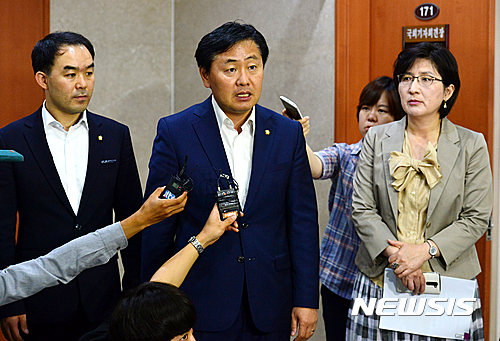 【서울=뉴시스】배훈식 기자 = 국민의당 김관영 원내대표 수석이 6일 오후 서울 여의도 국회 정론관 앞에서 채이배(왼쪽), 박주현 의원과 함께 청와대 서별관회의 청문회 관련 취재진의 질문에 답하고 있다. 2016.09.06.  dahora83@newsis.com