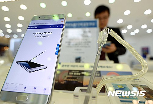 【서울=뉴시스】고범준 기자 = 삼성전자가 갤럭시 노트7의 배터리 결함으로 전량 교체하겠다고 발표한 6일 오후 서울 영등포구 삼성전자서비스 휴대폰센터에 갤럭시 노트 7이 전시되어 있다. 2016.09.06.&nbsp; bjko@newsis.com