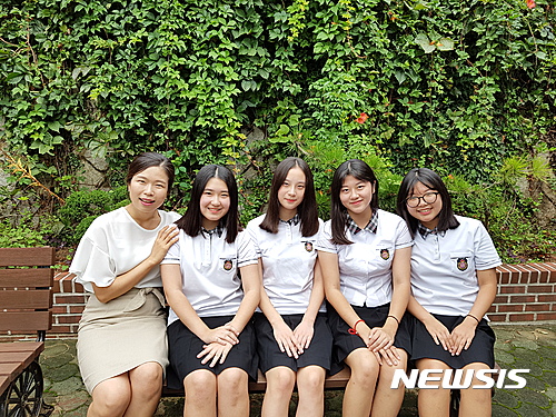 【창원=뉴시스】홍정명 기자 = 교육부 주최 '예술로 행복한 학교 작품 공모전’에서 5개 부문 전체 대상을 차지한 마산무학여고 1학년 황서현(왼쪽 두 번째부터), 김려흔, 김해빈, 이민주 학생과 김수경(왼쪽 첫 번째) 지도교사가 6일 교정에서 기념촬영을 하고 있다.2016.09.06.(사진=마산무학여고 제공) photo@newsis.com