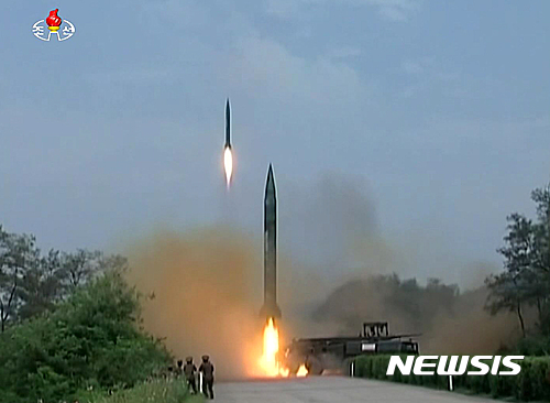 【서울=뉴시스】조선중앙TV는 지난 5일 김정은 조선노동당 위원장 겸 북한 국무위원장이 조선인민군 전략군 화성포병부대 탄도로케트 발사 훈련을 현지지도했다고 6일 보도했다. 사진은 조선중앙TV가 공개한 탄도미사일 발사 장면. 2016.09.06. (사진=조선중앙TV 캡쳐) photo@newsis.com