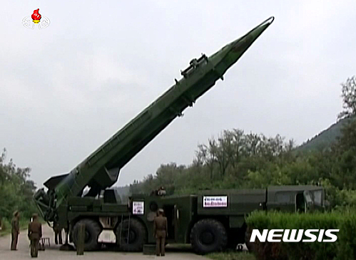 【서울=뉴시스】조선중앙TV는 지난 5일 김정은 조선노동당 위원장 겸 북한 국무위원장이 조선인민군 전략군 화성포병부대 탄도로케트 발사 훈련을 현지지도했다고 6일 보도했다. 사진은 조선중앙TV가 공개한 탄도미사일. 2016.09.06. (사진=조선중앙TV 캡쳐) photo@newsis.com