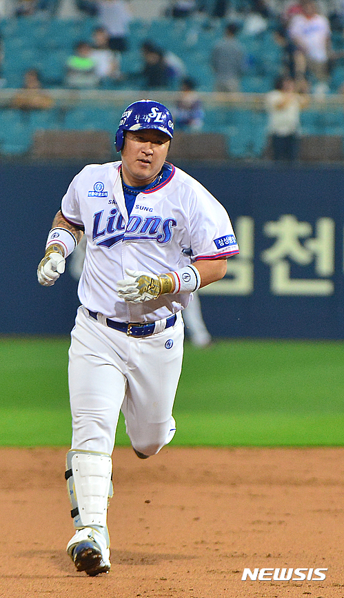 2016년 당시 삼성 라이온즈에서 뛰던 최형우. (사진 = 뉴시스 DB)