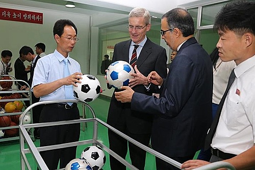 【서울=뉴시스】북한이 자국 주재 공관과 국제기구 대표들에게 신설된 스포츠 관련 제품 공장 2곳을 공개했다. 7일 중국 관영 신화통신은 전날 북한 당국이 외국 사절단과 국제기구 대표들을 상대로 평양에 있는 평양체육기재공장과 금컵체육인종합식료공장을 방문 및 견학하게 하는 행사를 주최했다고 보도했다. 평양체육기재공장에서 북한 관계자가 외국 방문 인원에게 제품을 소개하고 있다. (사진출처: 중국 신화왕) 2016.09.07 