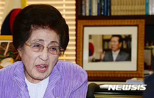 【서울=뉴시스】국회사진기자단 = 7일 서울 마포구 김대중도서관에서 이희호 여사가 더불어민주당 추미애 대표의 예방을 기다리며 관계자와 이야기를 나누고 있다. 2016.09.07. photo@newsis.com