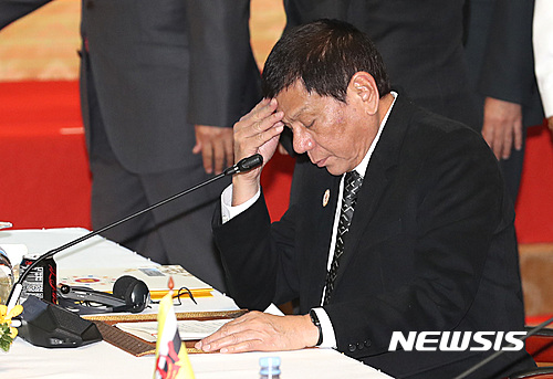 【비엔티안(라오스)=뉴시스】전진환 기자 = ASEAN+3 정상회담 참석차 라오스를 방문중인 로드리고 두테르테 필리핀 대통령이 7일 오후(현지시간) 라오스 비엔티안 국립컨벤션센터 회의장에서 생각에 잠겨 있다. 2016.09.07.&nbsp; amin2@newsis.com