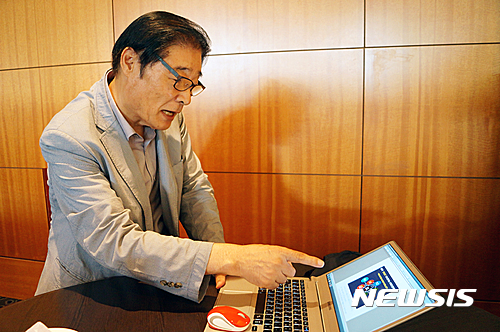 설성경 연세대 명예교수가 노트북을 펼쳐 놓고 자신의 학설을 설명하고 있다.