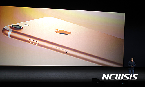 【샌프란시스코=AP/뉴시스】필 실러 애플 부사장이 7일(현지시간) 캘리포니아주 샌프란시스코의 빌 그레이엄 시빅 오디토리움에서 개최한 신제품 발표회에서 아이폰 7과 대화면 모델인 7플러스를 소개하고 있다. 2016.9.8.