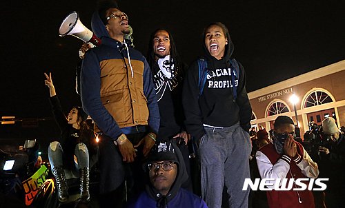 【퍼거슨=AP/뉴시스】2014년 11월24일 미국 인 인권운동가 대런 실스(가운데)가&nbsp; 미주리주 퍼거슨에서 마이클 브라운(18)을 사살한 백인 경찰 대런 윌슨에 대한 대배심의 결정을 기다리고 있다. 실스(29)는 6일 새벽 퍼거슨 외곽의 도로에 세워진 불타는 차량에서 숨진 채 발견됐다. 2016.09.08