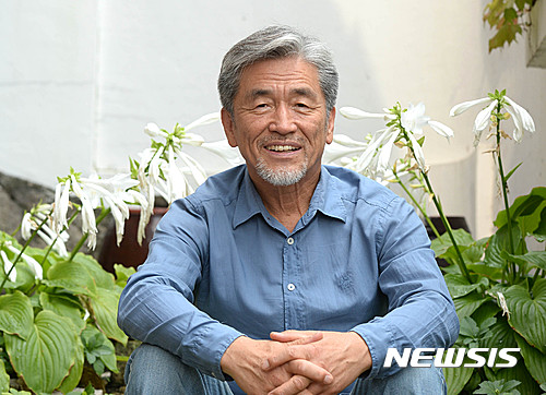 【서울=뉴시스】박주성 기자 = 올 초 성대 수술 후 다시 무대로 돌아온 소리꾼 장사익이 1일 오전 서울 종로구 홍지동 자택에서 뉴시스와 인터뷰 전 포즈를 취하고 있다. 2016.09.11.&nbsp;&nbsp; park7691@newsis.com