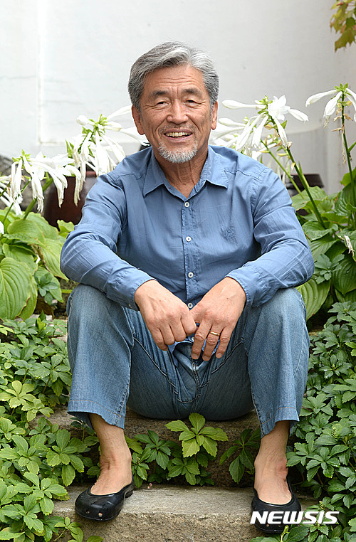 【서울=뉴시스】박주성 기자 = 올 초 성대 수술 후 다시 무대로 돌아온 소리꾼 장사익이 1일 오전 서울 종로구 홍지동 자택에서 뉴시스와 인터뷰 전 포즈를 취하고 있다. 2016.09.11.&nbsp;&nbsp; park7691@newsis.com