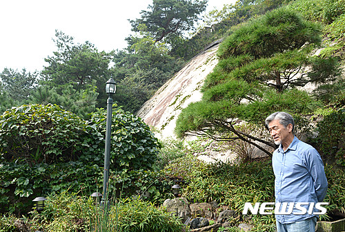 【서울=뉴시스】박주성 기자 = 올 초 성대 수술 후 다시 무대로 돌아온 소리꾼 장사익이 1일 오전 서울 종로구 홍지동 자택에서 뉴시스와 인터뷰 전 포즈를 취하고 있다. 2016.09.11.&nbsp;&nbsp; park7691@newsis.com