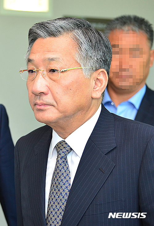 [청주=뉴시스] 김윤배 전 청주대총장이 청주지법에서 열린 선고 공판을 마친 뒤 법정을 나서고 있다. 2016.09.08 photo@newsis.com 