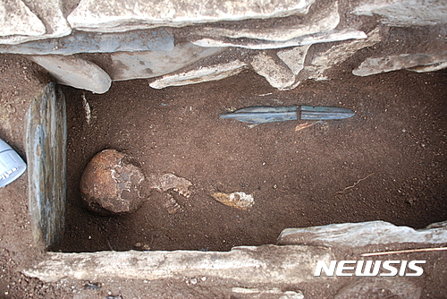 【평창=뉴시스】인골과 비파형동검, 2호 무덤