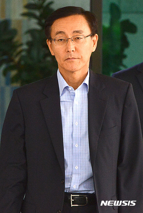 【서울=뉴시스】김선웅 기자 = '스폰서·사건청탁' 부장검사 사건과 관련해 모든 비위를 철저히 조사해 엄벌할 것을 지시한 김수남 검찰총장이 8일 오후 점심식사를 위해 서울 서초구에 위치한 대검찰청 청사를 나서고 있다. 2016.09.08.&nbsp; mangusta@newsis.com 