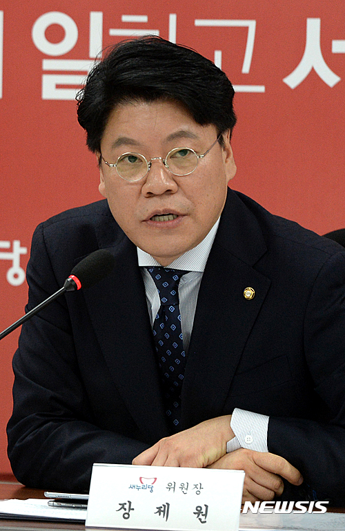 【서울=뉴시스】박주성 기자 = 8일 오후 서울 여의도 국회 새누리당 정책위회의실에서 열린 저출산·고령화대책 특위 1차 회의 및 임명장 수여식에서 장제원 위원장이 모두발언을 하고 있다. 2016.09.08. park7691@newsis.com
