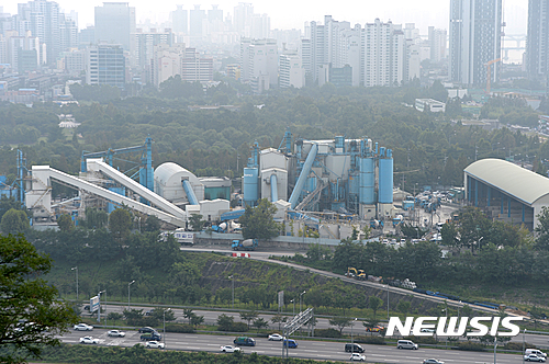 【서울=뉴시스】조수정 기자 = 8일 서울 성수동 삼표레미콘 공장으로 차량들이 드나들고 있다. 삼표레미콘은 서울시내 성수, 풍납 공장을 이전하기 않기 위해 서울시와 국토부, 성동구청을 상대로 소송전을 하고 있다. 2016.09.12. chocrystal@newsis.com