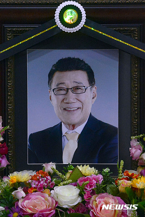 【서울=뉴시스】최동준 기자 = 8일 서울 강동구 중앙보훈병원 장례식장에 마련된 고 하일성 전 해설위원 빈소에 영정사진이 놓여 있다. 발인은 10일 오전 10시이며 장지는 서울현충원 충혼당이다. 2016.09.08. photocdj@newsis.com