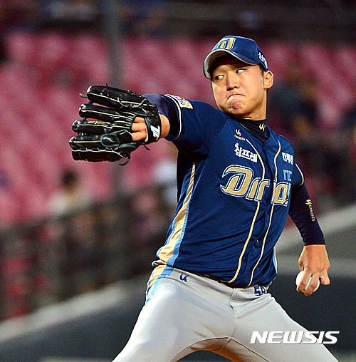 【광주=뉴시스】류형근 기자 = 8일 오후 광주 북구 광주-기아챔피언스필드에서 열린 2016프로야구 KIA 타이거즈 대 NC 다이노스의 경기, NC 선발투수 구창모가 역투하고 있다. 2016.09.08.&nbsp; hgryu77@newsis.com