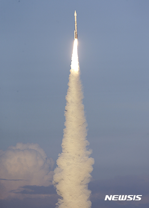 【케이프 커내버럴=AP/뉴시스】미항공우주국의 소행성 베누 탐사선을 탑재한 애틀라스 5 로켓이 8일(현지시간)플로리다주 케이프 커내버럴 공군기지에서 발사되고 있다. 2016.09.08 