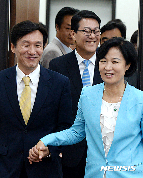 【서울=뉴시스】박주성 기자 = 더불어민주당 추미애 대표가 9일 오전 민주당 김민석 대표와 면담을 하기 위해 손을 잡고 서울 여의도 국회 당대표실로 입장하고 있다. 2016.09.09.&nbsp;&nbsp; park7691@newsis.com