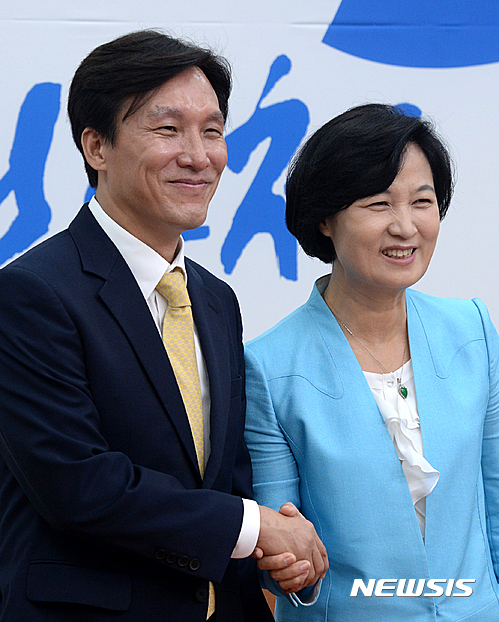 【서울=뉴시스】박주성 기자 = 더불어민주당 추미애 대표가 9일 오전서울 여의도 국회 당대표실에서 민주당 김민석 대표와 면담 전 포즈를 취하고 있다. 2016.09.09.&nbsp;&nbsp; park7691@newsis.com