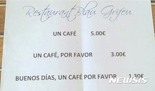 【서울=뉴시스】영국 일간지 메트로, 스페인 영문뉴스 사이트 더 로컬 등 외신에 따르면 스페인 코스타 브라바에 있는 '브라우 그리페우' 레스토랑은 커피 값을 손님 매너에 따라 부과해 눈길을 끌고 있다. 사진은 카페 주인에 가게 안에 게재한 커피값 안내표. 그냥 커피를 달라고 하는 손님에게는 5유로, '플리즈'를 붙이면 3.5유로, 스페인어로 '부에노스 디아스' 아침인사를 하면 1.3유로를 받겠다고 고지해놓고 있다. (사진=더 로컬) 2016.09.11